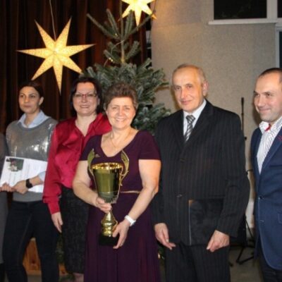 Reprezentantka Księginic odbiera Puchar Wójta Gminy Lubin