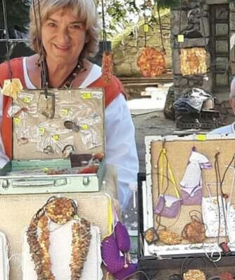 Regina Kijewska z wystawą biżuterii z bursztynu