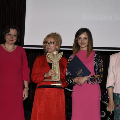 Laureatka Mirosława Skalska odbiera nagrodę na scenie