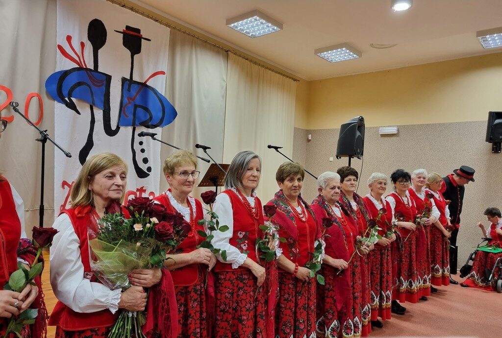 zespól Zachęta w ludowych strojach