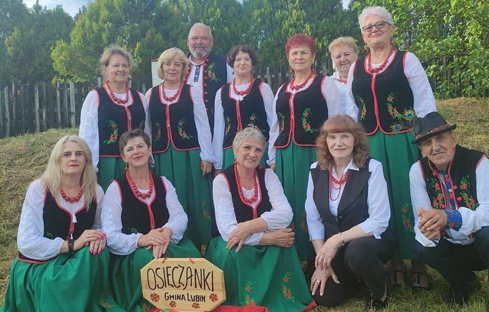 zespół osieczanki w strojach na polanie