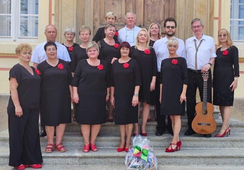 Chór Via Musica na schodach pozuje do zdjęcia