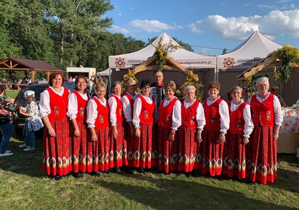 Zespół Zachęta w ludowych strojach