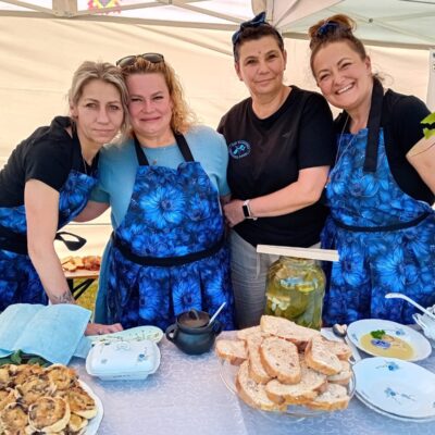 Przedstawicielki Koła Gospodyń Wiejskich Zaradne Babki z Raszówki podczas konkursu kulinarnego