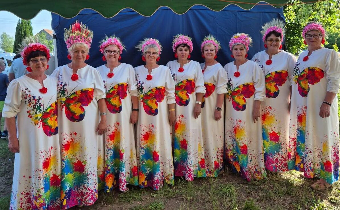 zespół kobiety w kolorowych sukniach i wiankach na głowach