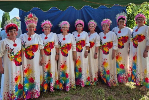 zespół lejdis w kolorowych kreacjach