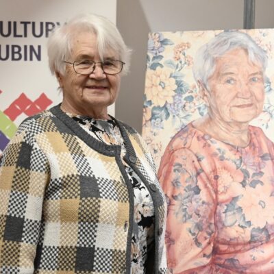 Antonina Buchta ze swoim portretem