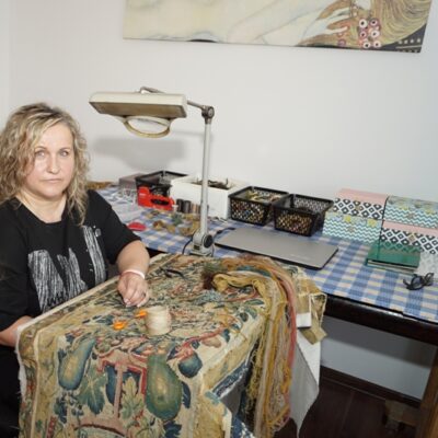 Ewa Sawczenko z córeczką przy renowacji dywanu