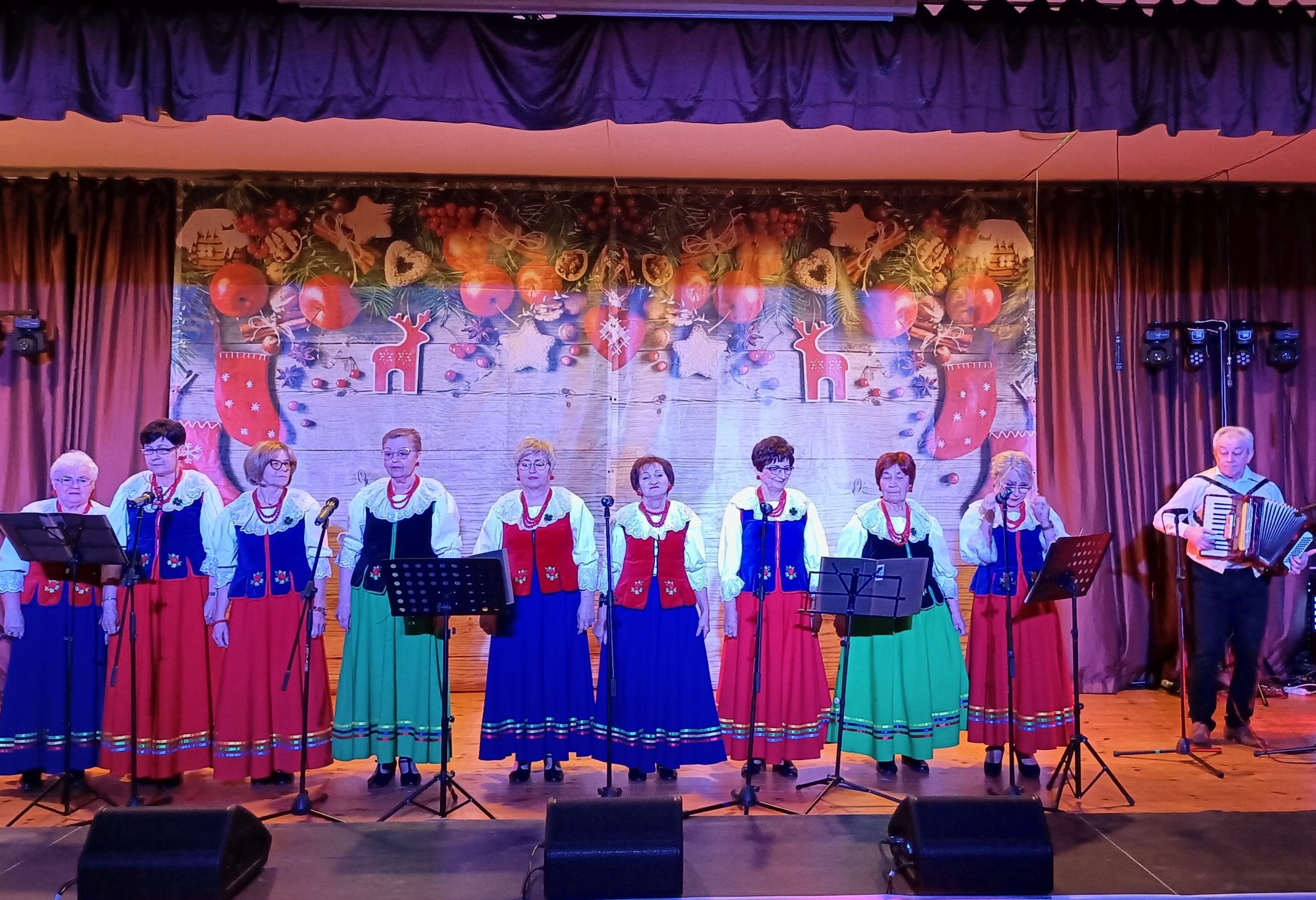 Zespół koniczynki na scenie w kolorowych sukniach