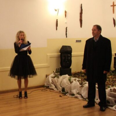 Konferansjerka przedstawia postać Jana Bartkowicza