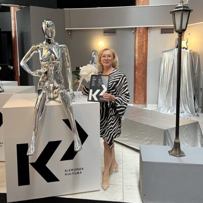 Mirosława Skalska ze srebrnym manekinem, podczas jednej z wystaw