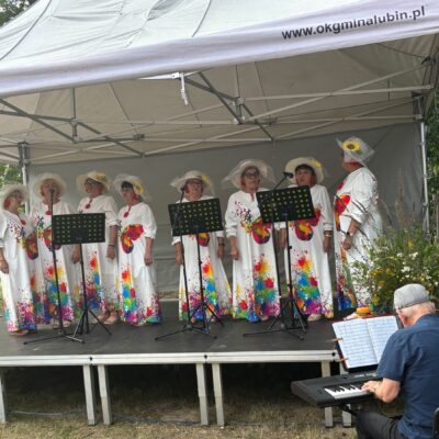 Zespół Lejdis na scenie w kolorowych sukniach