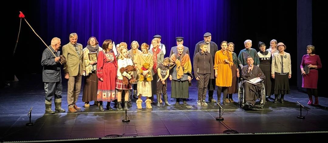 Grupa Teatralna Zwykli Ludzie w czasie spektaklu