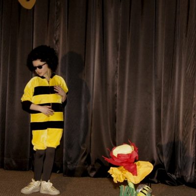dziewczyna w stroju pszczoły podczas występu