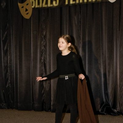 dziewczynka na scenie w swoim spektaklu