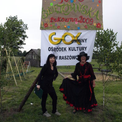 Przebierańcy przy banerze -Noc ŚWIĘTOJAŃSKA-