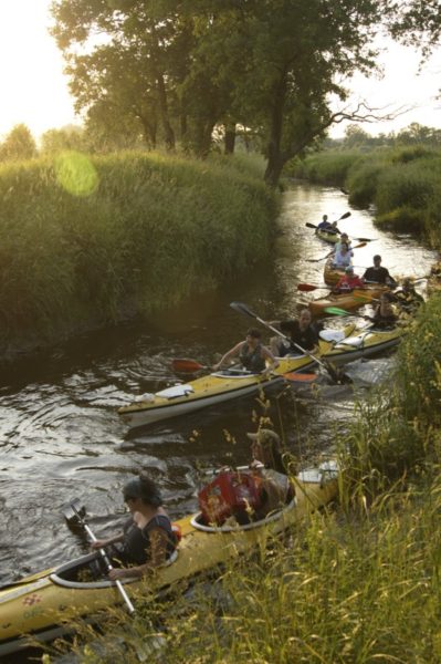 Kajakarze spływu na rzece -CZARNA WODA- w Bukownej