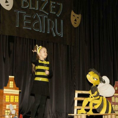 dziewczynka w stroju pszczoły na scenie