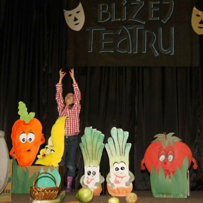 chłopiec pośród warzyw na scenie