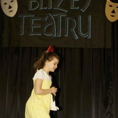 dziewczynka w żółtym stroju podczas występu