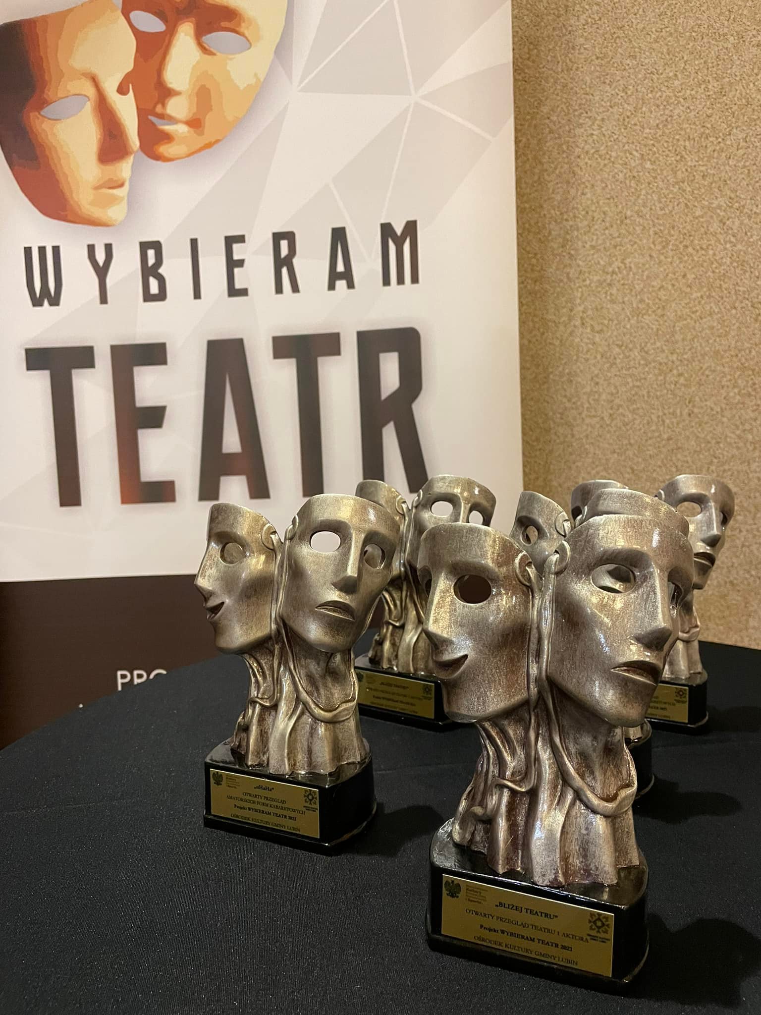statuetki w konkursach teatralnych jako nagrody dla uczestników
