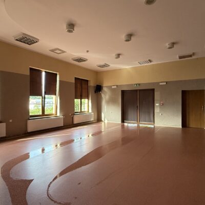 Duża sala z oknami.