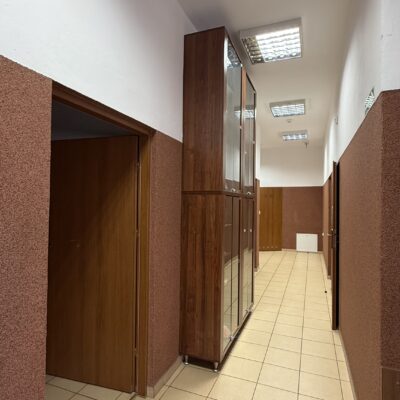 korytarz z szafą i drzwiami