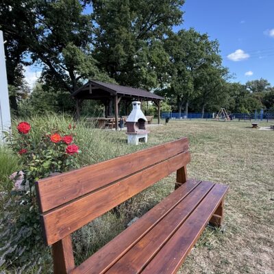 na pierwszym planie ławka, w tle świetlica