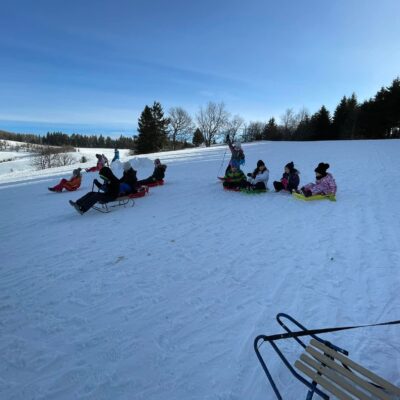 dzieci na sankach na andrzejówce na śniegu podczas ferii z okgl