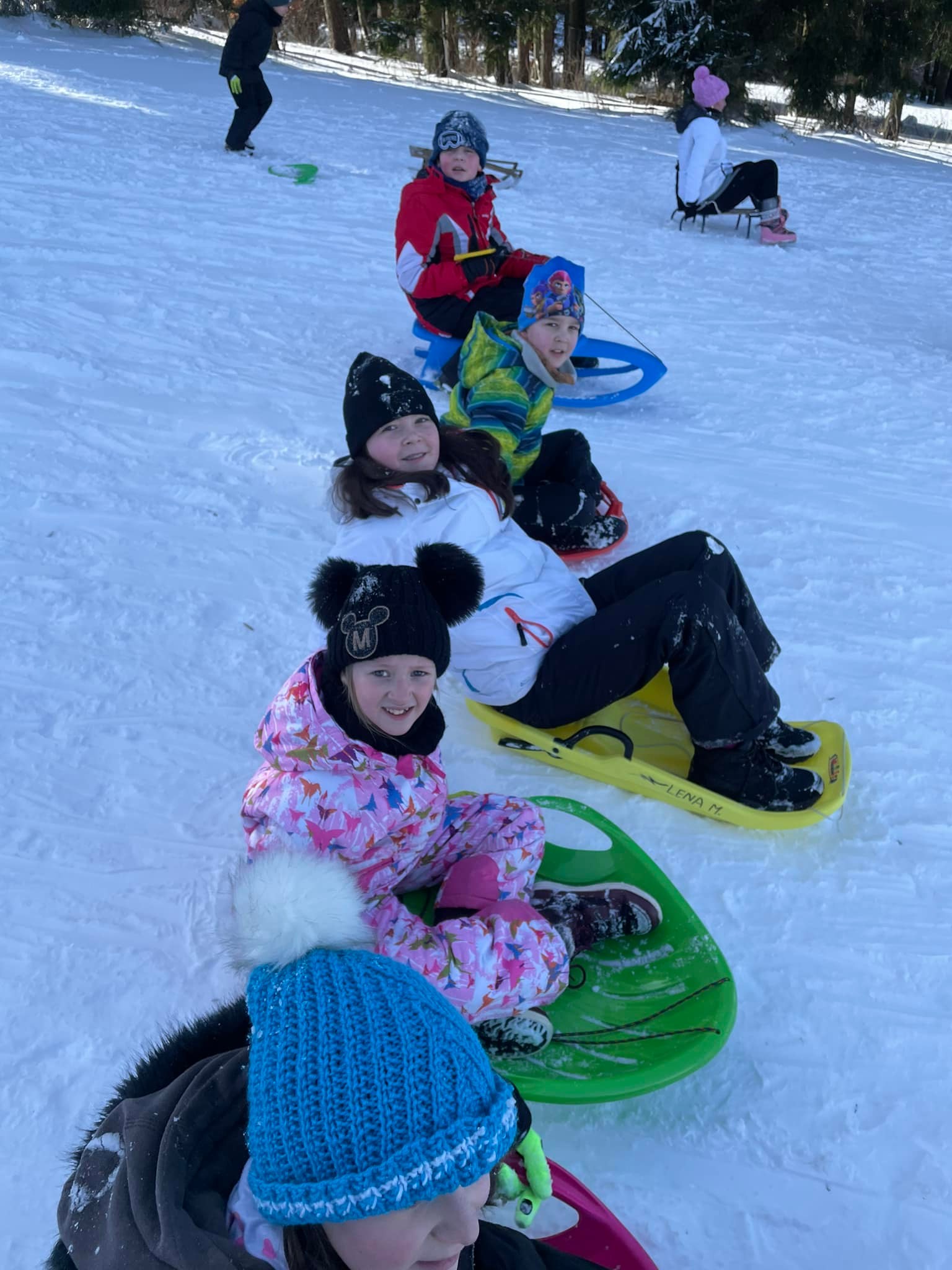 dzieci na sankach na górce na andrzejówce podczas ferii zimowych z okgl