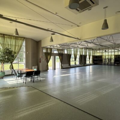 Widok głównej sali w świetlicy w świetlicy