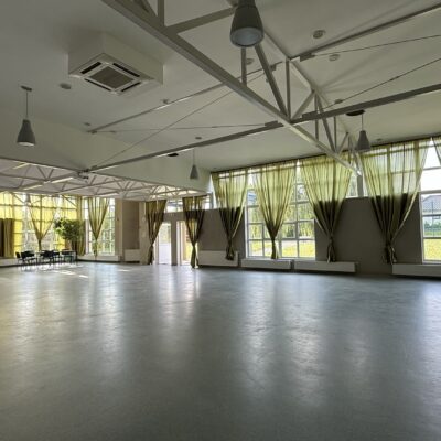 Sala świetlicy pokazana pod innym kątem