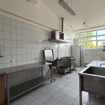 kuchnia na świetlicy. szafki i sprzęt kuchenny.