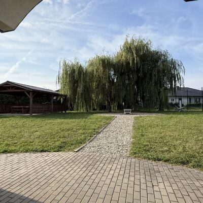 Widok na tereny zielone za świetlicą
