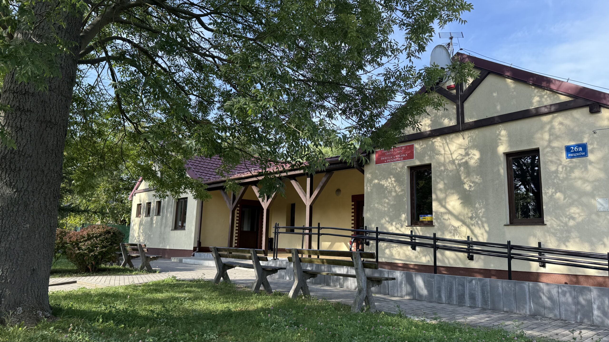 Wejście główne do świetlicy wiejskiej w Pieszkowie