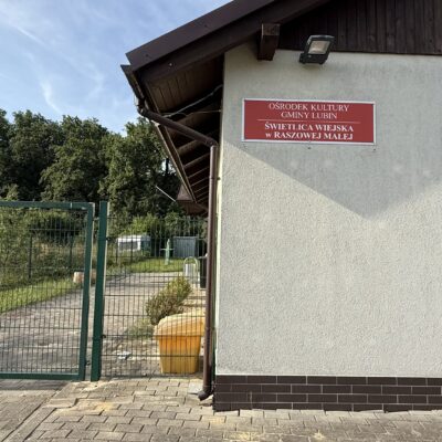 Wejście do świetlicy. Furtka prowadząca do drzwi wejściowych