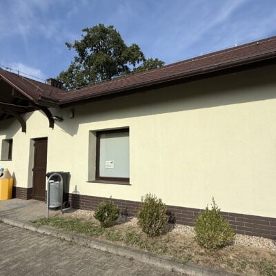 świetlica wiejska w Raszowej Małej. Mały budynek żółty z brązowym dachem