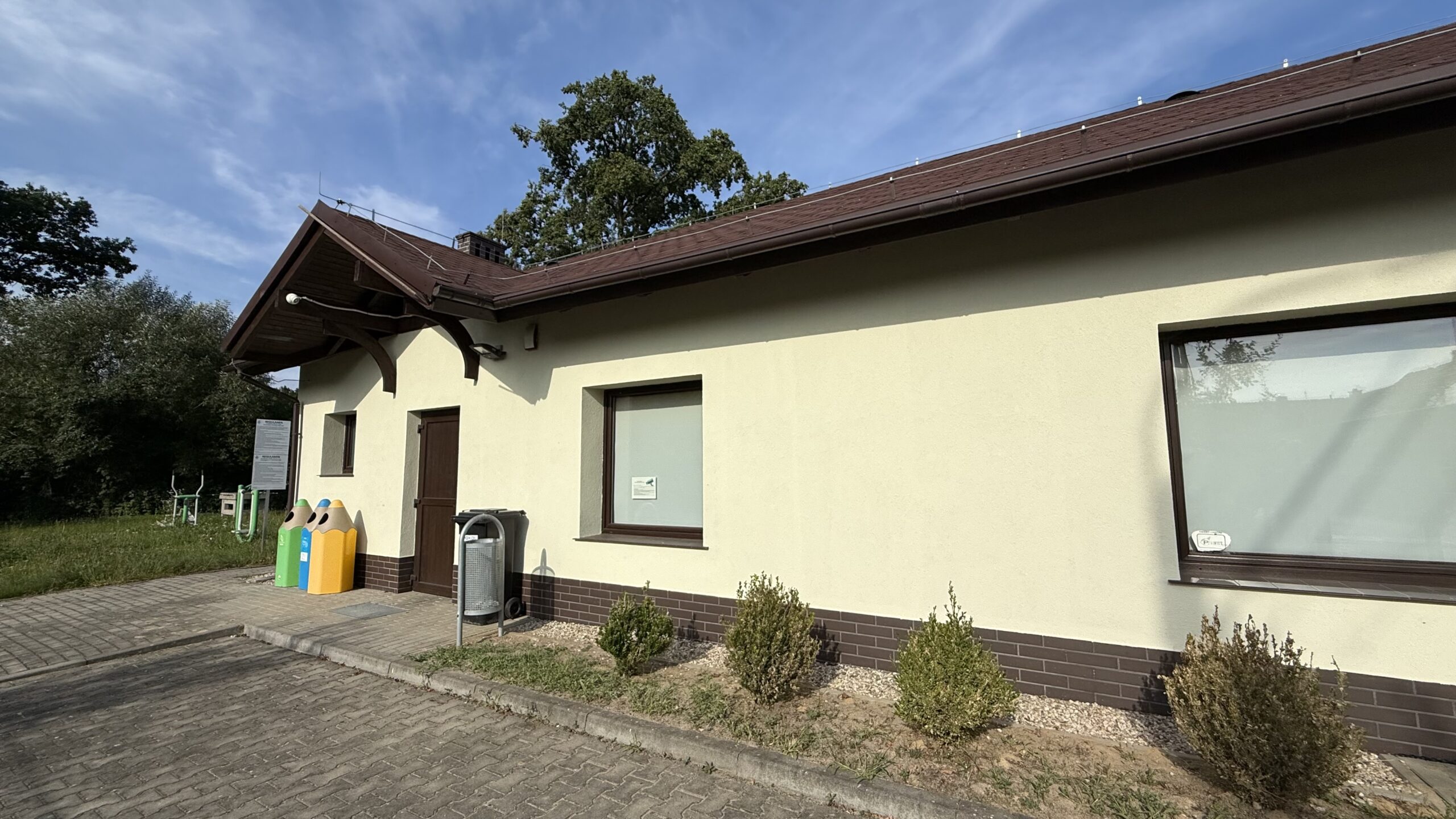 świetlica wiejska w Raszowej Małej. Mały budynek żółty z brązowym dachem