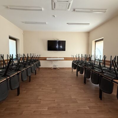 sala świetlicy wiejskiej stoły krzesła i telewizor