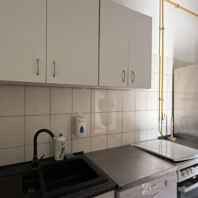 kuchnia na świetlicy. szafki i sprzęt kuchenny.