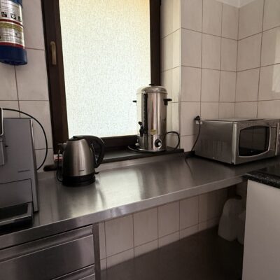 kuchnia na świetlicy. szafki i sprzęt kuchenny. Czajnik warnik.