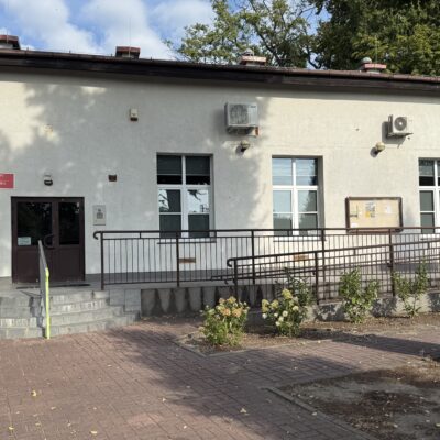 Wejście główne na świetlicę wiejską w Raszówce