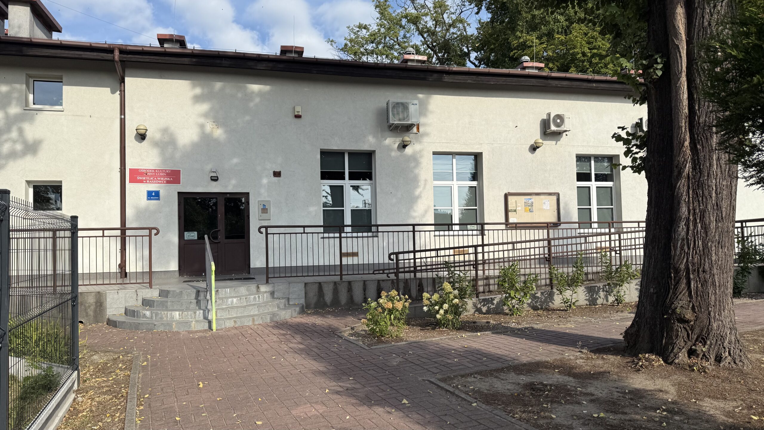 Wejście główne na świetlicę wiejską w Raszówce