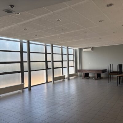 sala świetlicy wiejskiej, widok ogólny