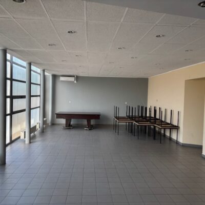 sala w świetlicy wiejskiej, stoły