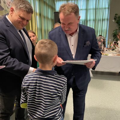 wójt giny lubin i przewodniczący rady gminy lubin wręcza nagrodę za palmę wielkanocną