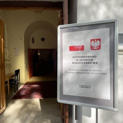 projekt sfinansowany ze środków MKDNiS projekt z klasyką przez polskę plakat wiszący przy wejściu do kościoła