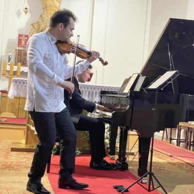Mischa Kozłowski i Janusz Wawrowski grają na skrzypcach i fortepianie podczas koncertu w Oborze w ramach projektu z klasyką przez Polskę