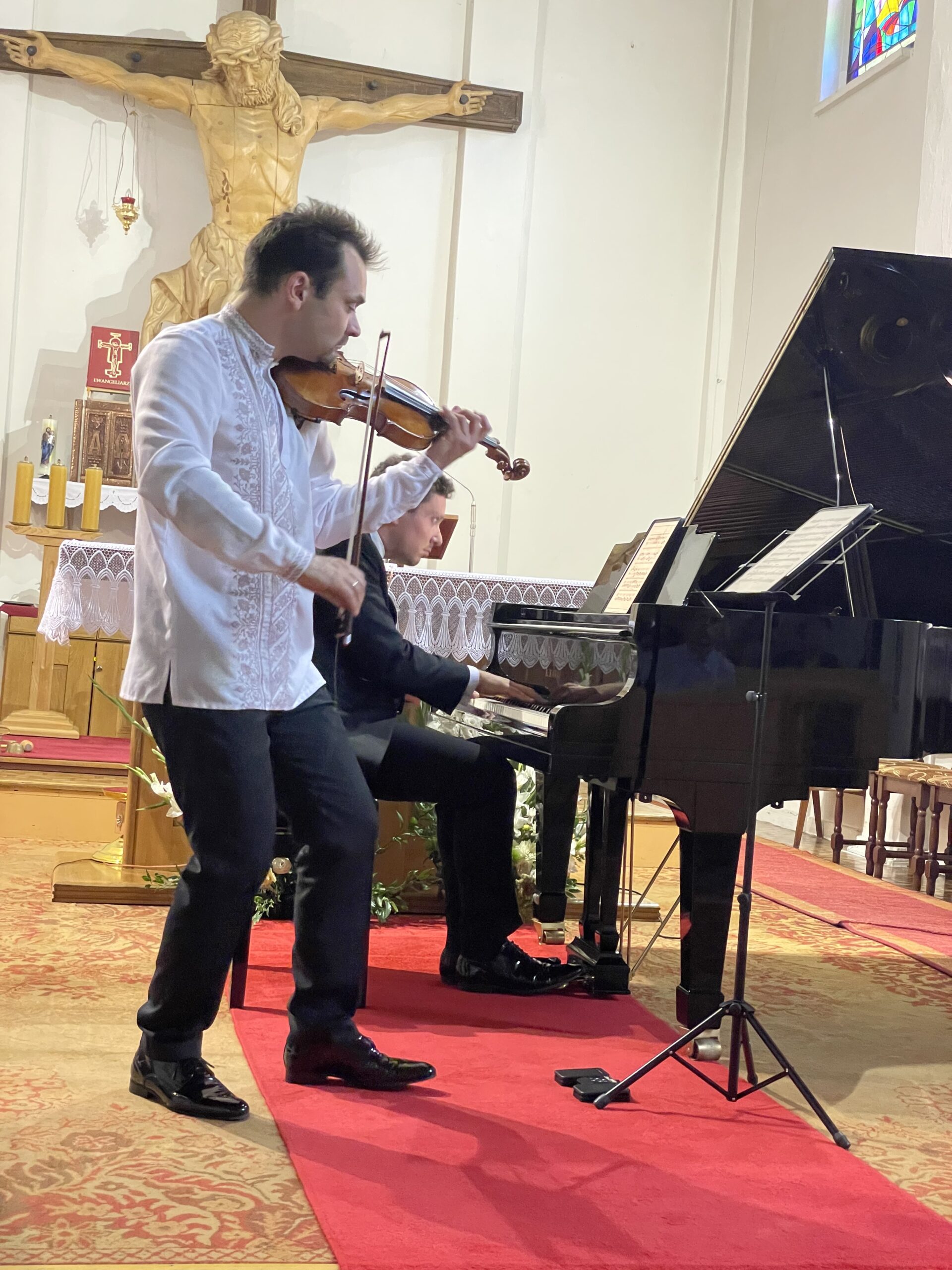 Mischa Kozłowski i Janusz Wawrowski grają na skrzypcach i fortepianie podczas koncertu w Oborze w ramach projektu z klasyką przez Polskę