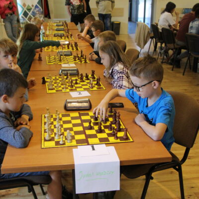 Uczestnicy zawodów szachowych w trakcie rozgrywek